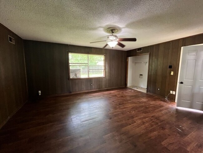 Building Photo - Renovated 3 Bedroom 2 Bath Home for Rent!!