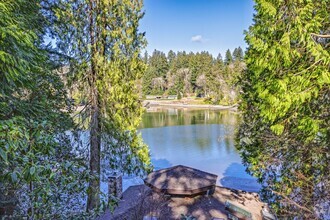 Building Photo - Bainbridge Water View Home