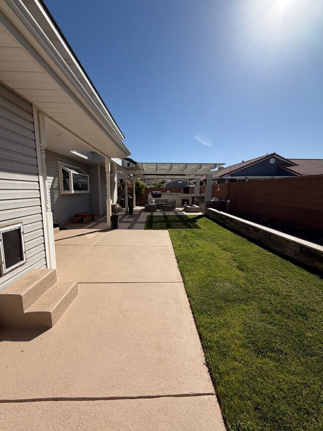 Building Photo - Beautiful 4 bedroom, 3 bathroom Home with a pool!!