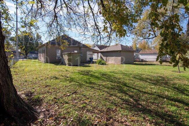 Building Photo - 4 Bedroom 1 Bath