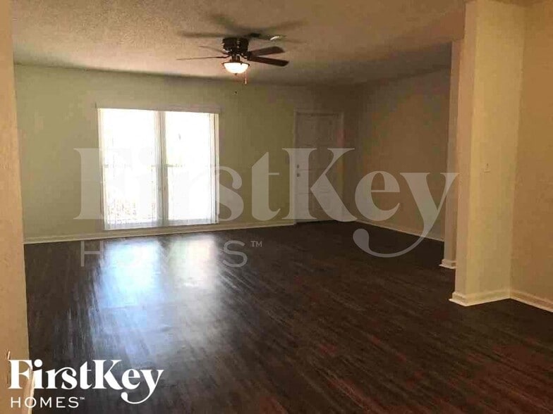 Building Photo - 833 Weeburn St