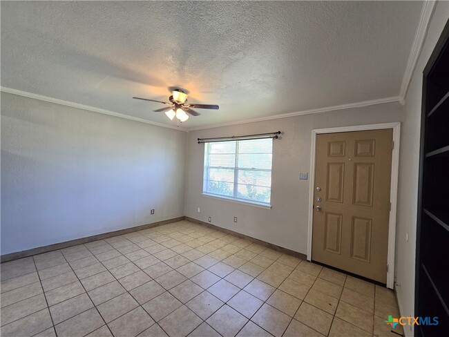 Building Photo - 212 E Valley Rd