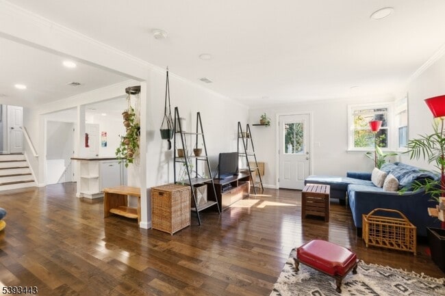 Building Photo - 214 S Valley Rd