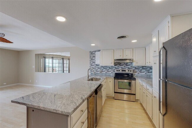 Building Photo - 426 Yacht Club Dr