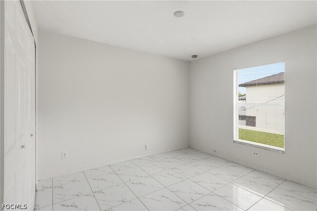 Building Photo - 1403 Curtis Ave S