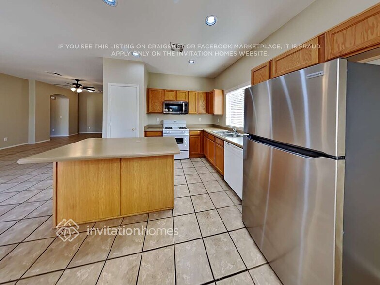 Building Photo - 1612 S 80th Dr