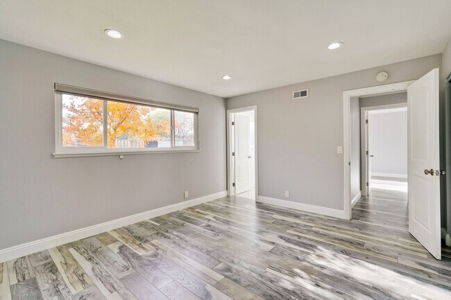 Building Photo - Stunning Single Family Home