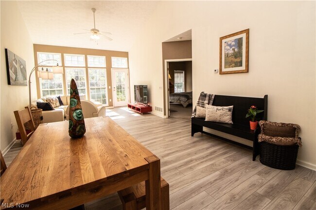 Building Photo - 4977 Lake View Dr