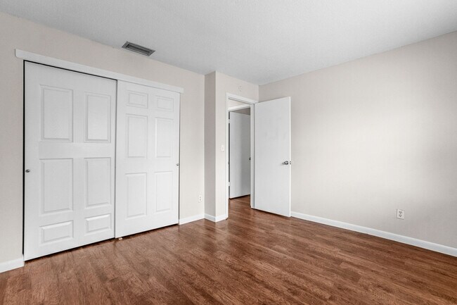 Building Photo - 2078 Loma Linda Way N