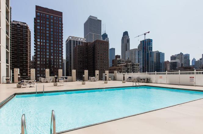 Rooftop Pool - 1122 N Clark St
