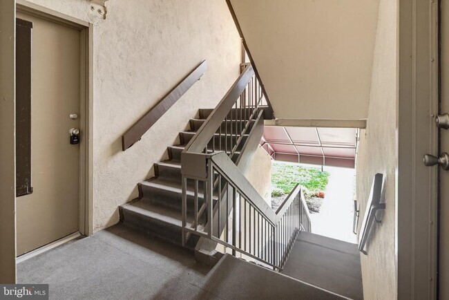 Building Photo - 5911 Tamar Dr