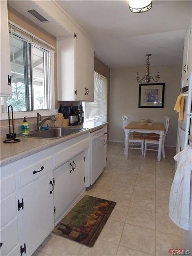 Building Photo - Off of Highland Drive close to cal poly! Approx 2000 feet to Highland Drive Cal Poly Entrance!