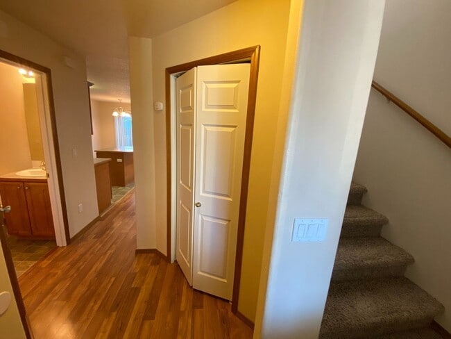 Building Photo - Centrally Located Townhouse w/ Single Car Garage!