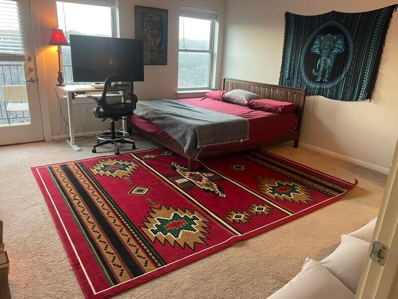 Master Bed 227 sqft - 2708 San Pedro St