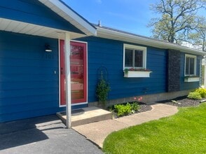 Building Photo - Beautiful 2 Bedroom Single Family on Paddock Lake