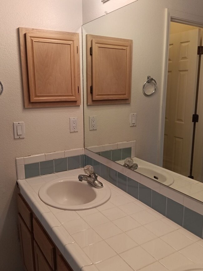 Building Photo - 4 Bedroom, 2.5 Bathroom! Lovely Home in Lo...