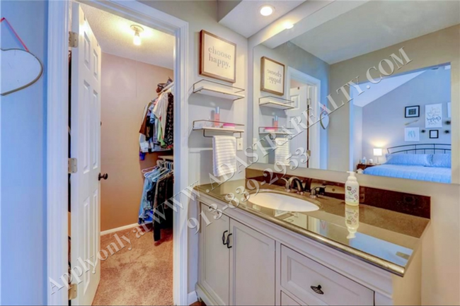 Building Photo - Beautiful Updated 3 Bed 3 Bath Home in Ove...