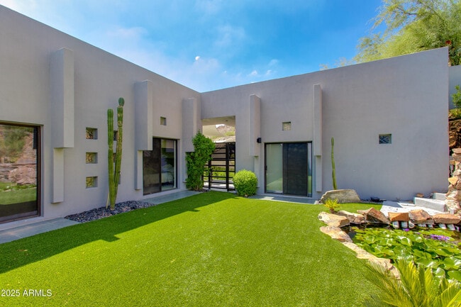 Building Photo - 4228 E Highlands Dr