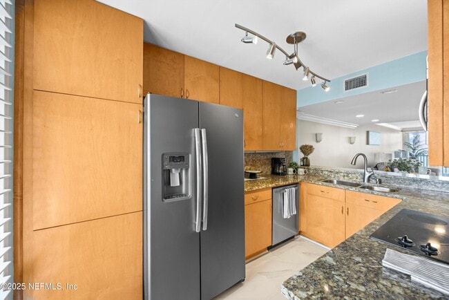 Building Photo - 2100 Ocean Dr S