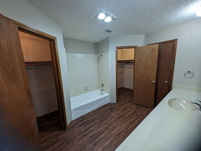 Building Photo - Western Oaks 3-2-2