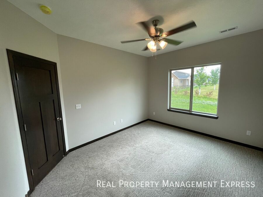 Building Photo - 3 Bed 2.5 Bath Townhome w/ Two-Stall Garage in Western SF