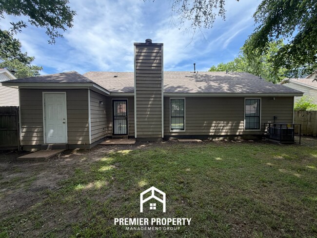 Building Photo - Charming 3BR/2BA Bartlett Area Home | Brick Fireplace & Bay Window