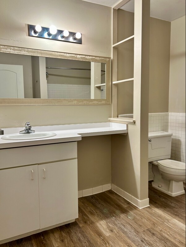 Building Photo - 426 N Fox Hills Dr