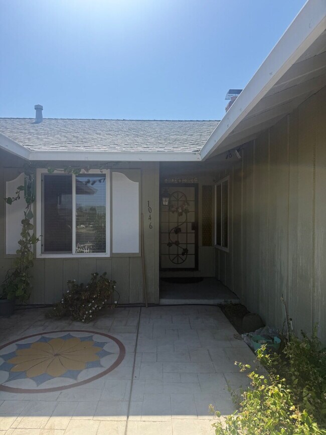 Building Photo - Charming 4 bedrooms and 2 full bathrooms L...
