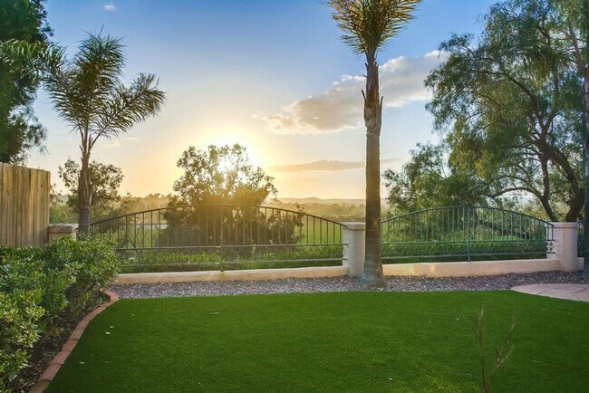 Building Photo - Beautiful, spacious 3 bedroom 2.5 bath hom...