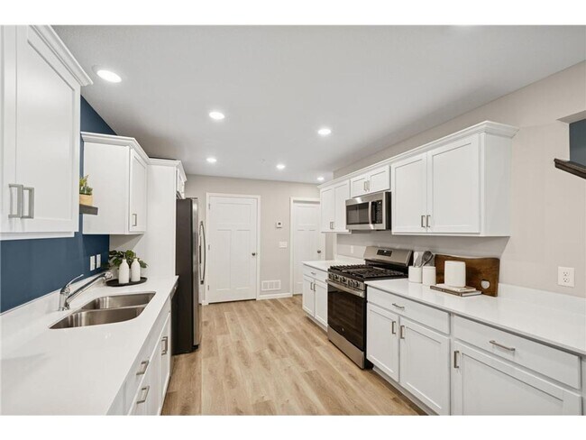 Building Photo - 2121 Birch Ln