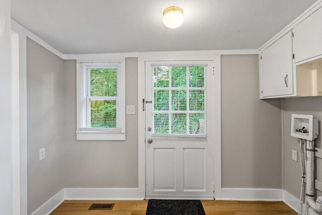 Building Photo - UNCG area with 3 bedrooms and 1 bath, Cent...