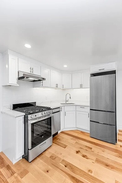 Building Photo - 28 W 11th St