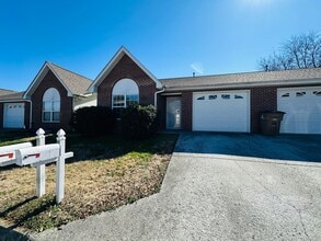 Building Photo - 2BR/2BA condo – Vaulted Ceilings, Granite Kitchen & Prime North Knoxville Location