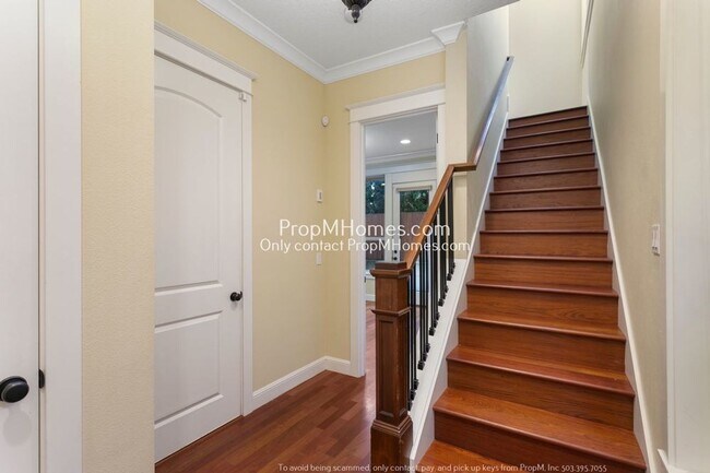 Building Photo - Luxury Two Bedroom Townhouse in NE!