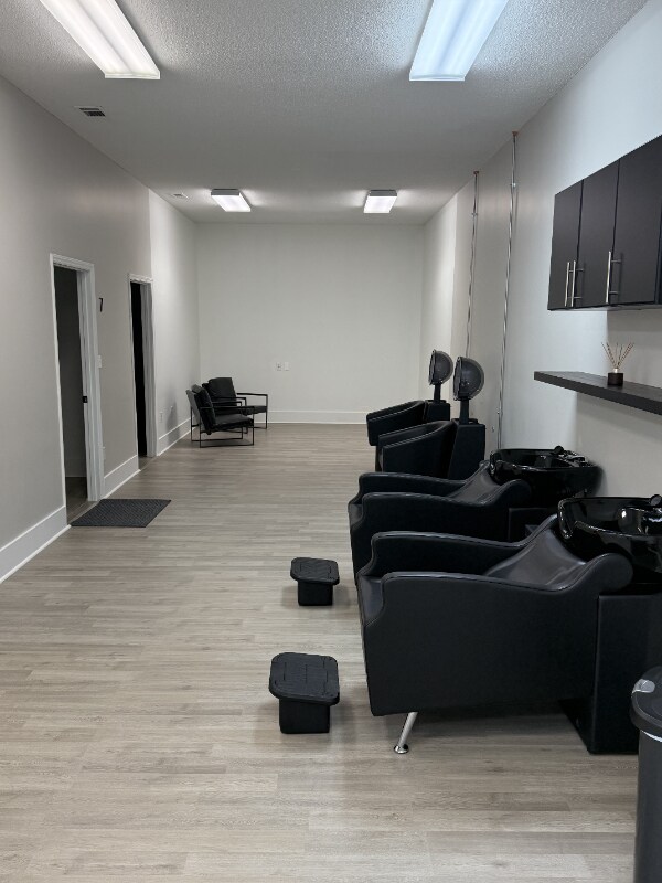 Building Photo - 2530 W Roosevelt Blvd