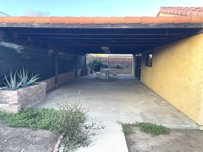 Building Photo - 136 Royal Oak Dr