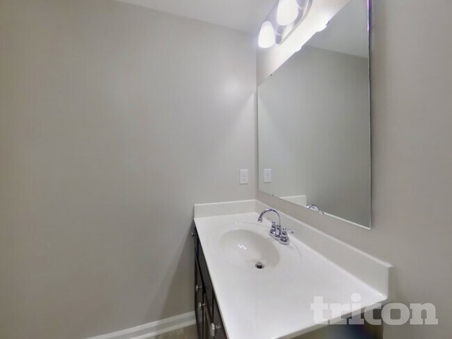 Building Photo - 178 Hidden Lakes Rd