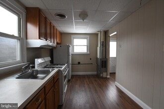 Building Photo - 52 Chestnut St