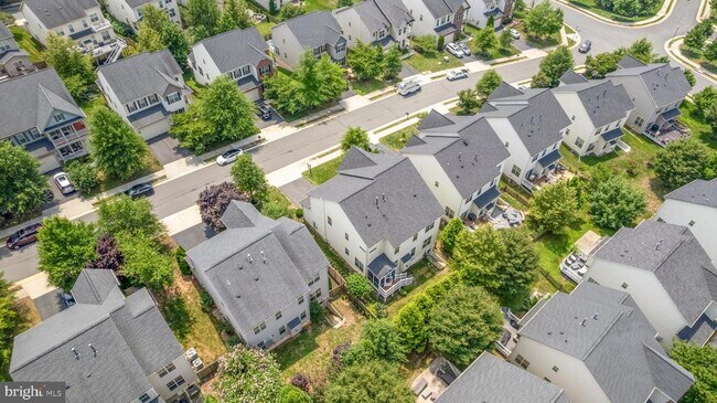 Building Photo - 42706 Chisholm Dr