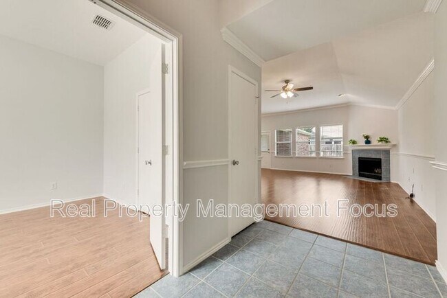 Building Photo - 1004 Trickham Dr