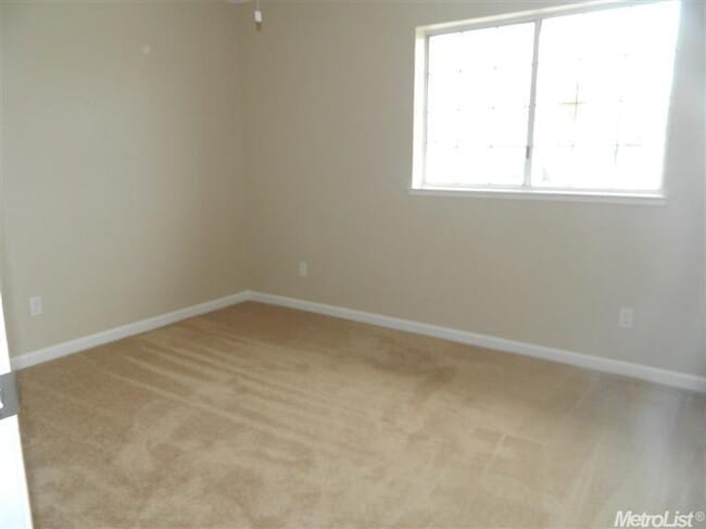 Building Photo - Huge 3 Bedroom 2.5 Bath Corner Lot Home fo...
