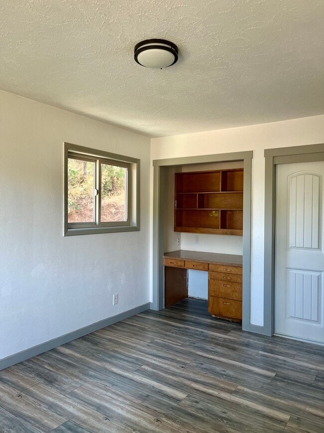 Building Photo - 3 Bedroom Plus Office, 2.5 Bath Located in...