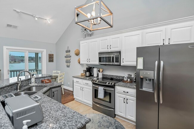 Building Photo - Fully Furnished Mid Term Lease