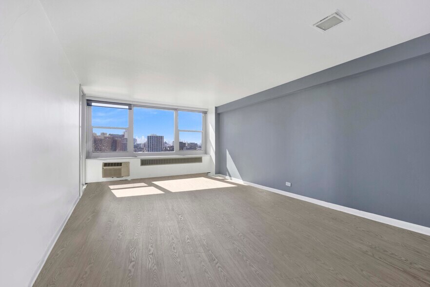 Building Photo - 555 W Cornelia Ave