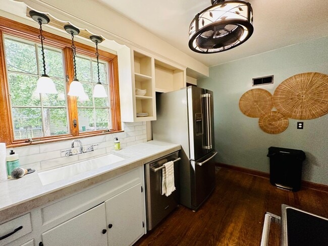 Building Photo - {8100} Picture Perfect Leawood Cottage + C...