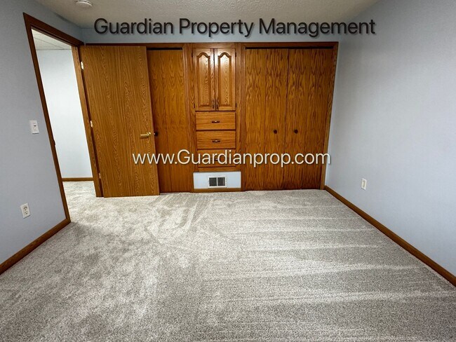 Building Photo - Maple Grove Single Family Home, 2 Car Garage, Dishwasher, Solar, Available Now