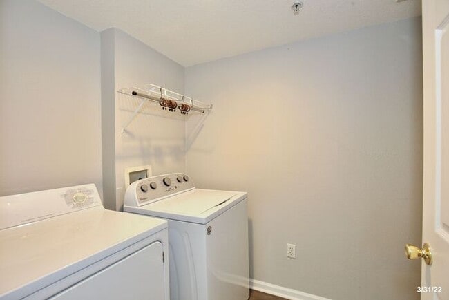 Building Photo - Beautiful 2/2 Condo Located in Crest at Wa...