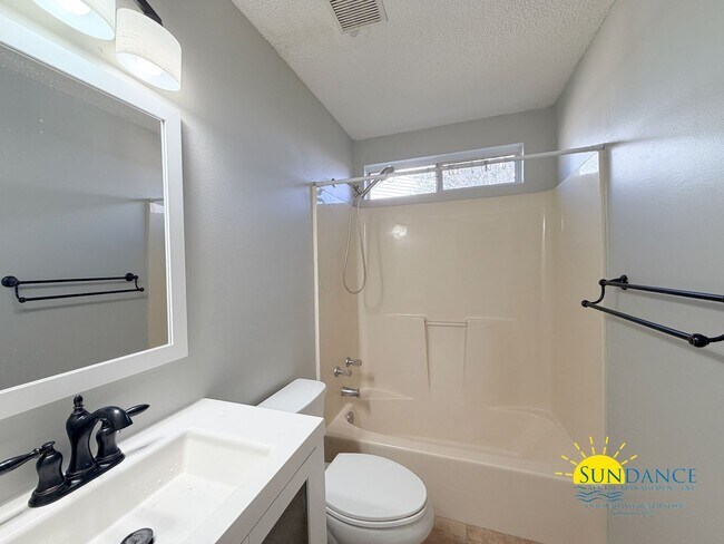 Building Photo - Stunning 3 Bedroom Home in Mary Esther!