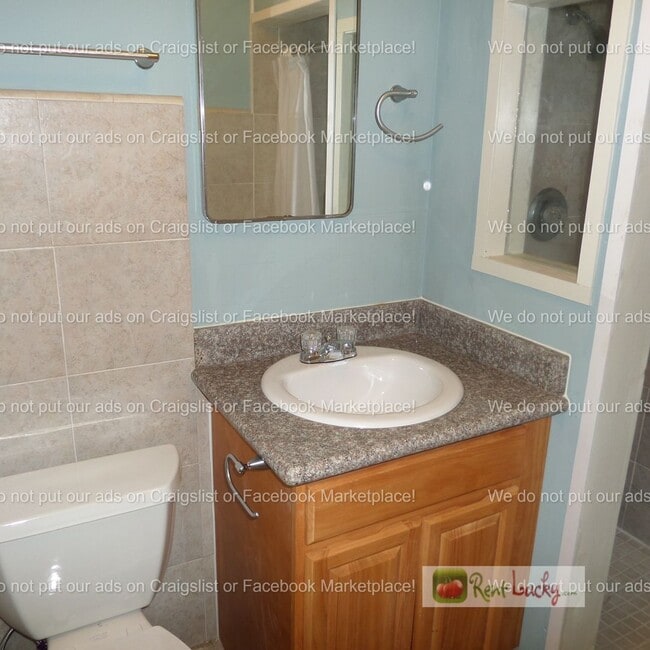 Building Photo - Cool & HUGE 5-Bedroom Home in Des Moines with Large Detached Shop/Garage!!