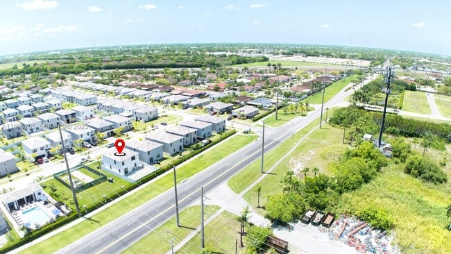 Building Photo - 715 SE 17th Ave